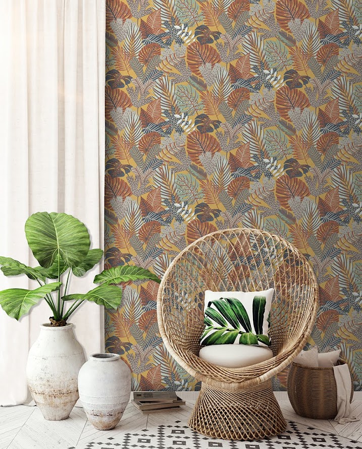 belgisches Tapeten Design Blätter braun rot beige Decoprint im Wohnzimmer