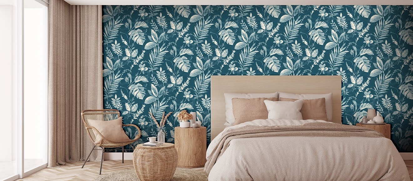 Tapeten Design Blätter blau weiss Decoprint aus Belgien im Schlafzimmer