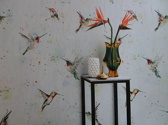 exclusive Crush Tapete mit Vögel Kolibri schwarz weiss grau im Wohnzimmer in Berlin