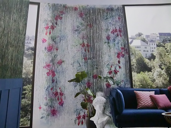 exclusive Crush Knitter Tapete mit Spiegeleffekt mit zarten Blumen und Blüten im Wohnzimmer in Berlin