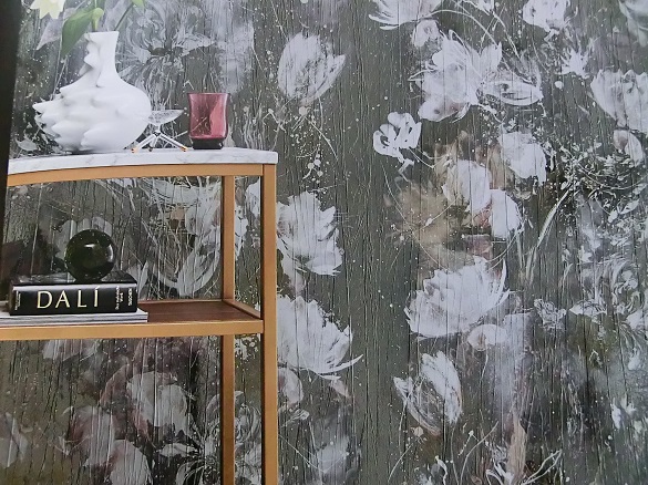 exclusive Crush Knitter Tapete mit zarten Blumen und Blüten im Wohnzimmer in Berlin