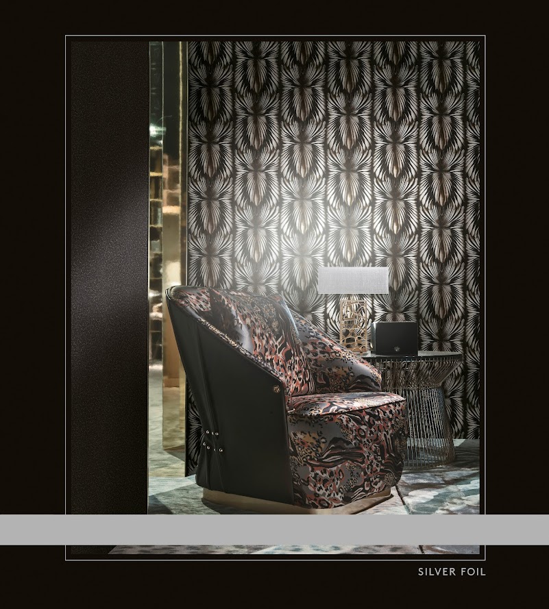exklusives italienisches Tapeten Design schwarz grau Roberto Cavalli im Wohnzimmer