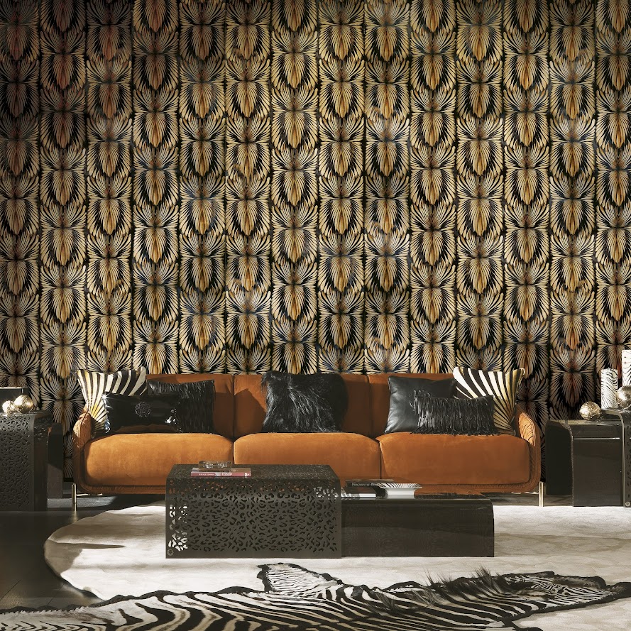 exklusives italienisches Tapeten Design schwarz gold Roberto Cavalli im Wohnzimmer