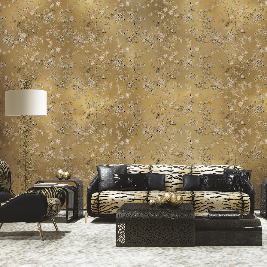 besonders exklusive Tapeten gold Blumen vom Designer Roberto Cavalli aus Italien im Wohnzimmer
