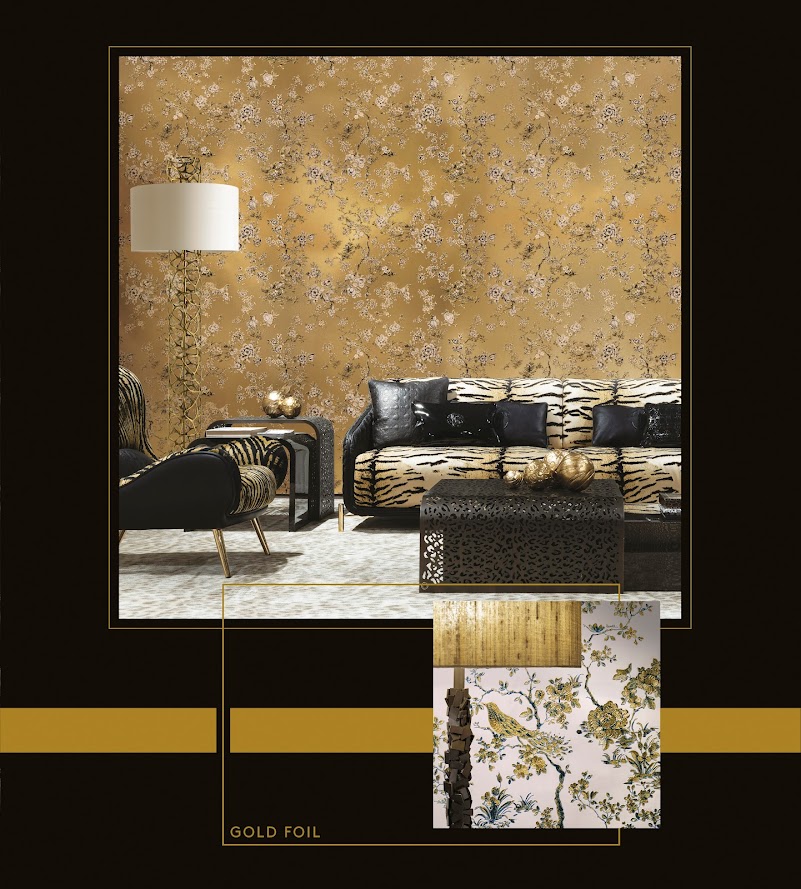besonders exklusive Tapeten gold Blumen u. Vögel vom Designer Roberto Cavalli aus Italien im Wohnzimmer