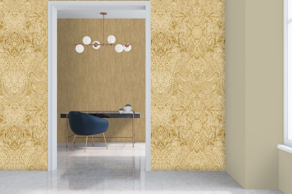 Tapete gold beige im Wohnzimmer aus der Hohenberger Tapeten Manufaktur in Deutschland