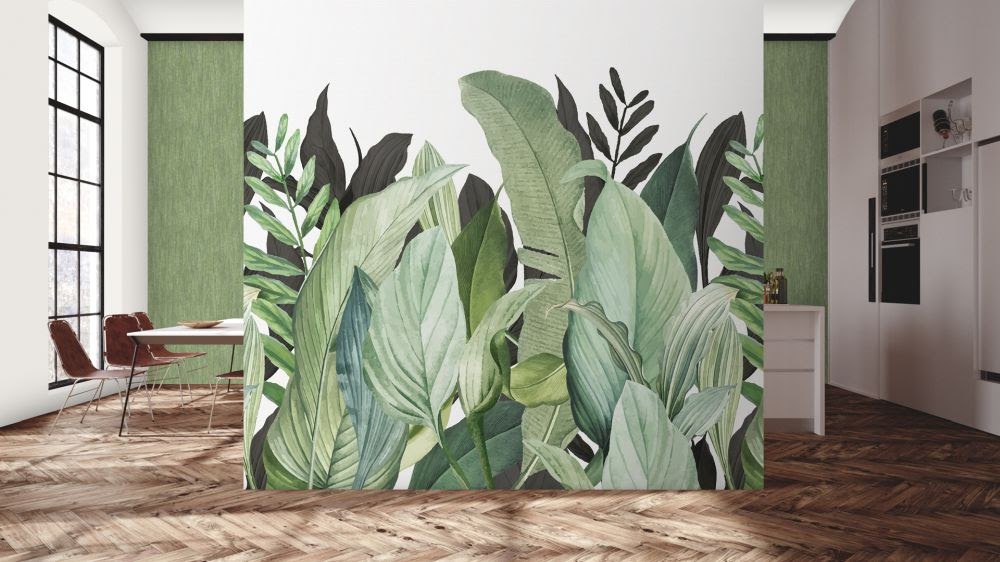 Tapete Wald grün weiss im Wohnzimmer aus der Hohenberger Tapeten Manufaktur in Deutschland