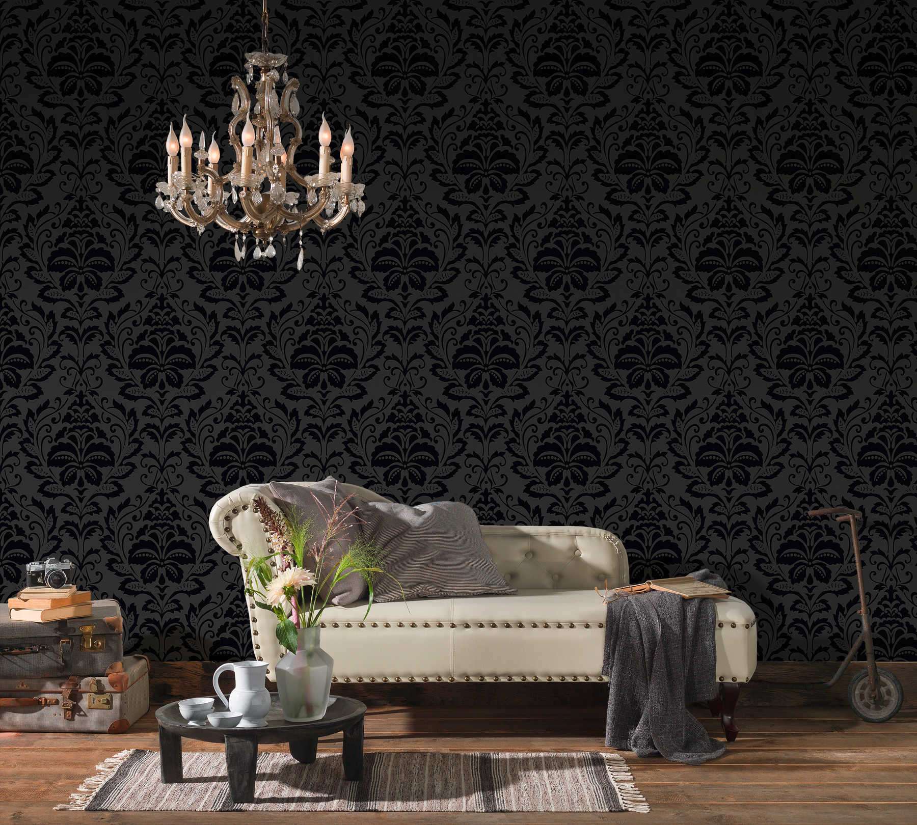 exclusive schwarze Design Tapete Barock Muster im Wohnzimmer in Berlin