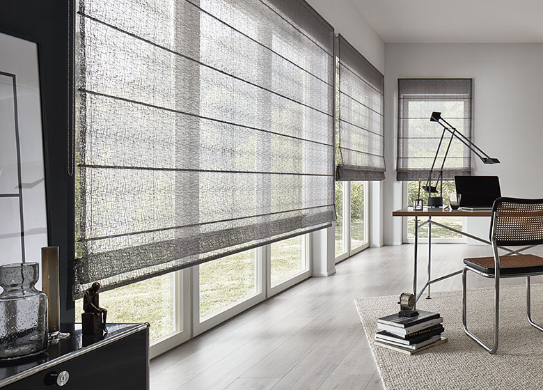 Raffrollo Faltstore Faltrollo - Sichtschutz blickdicht grau im Wohnzimmer