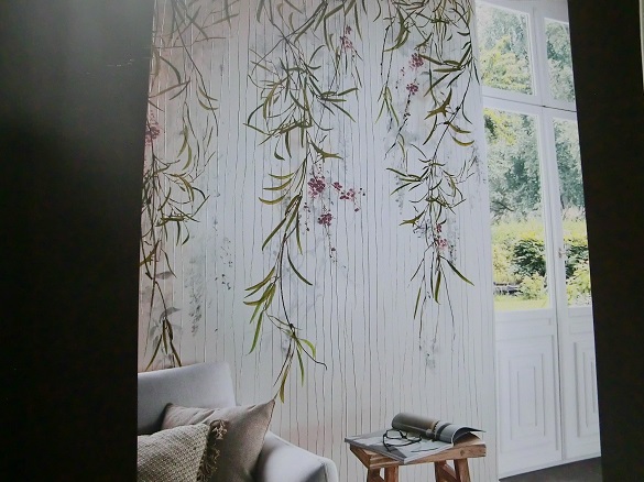 exclusive Crush Tapete mit zarten Blumen Blüten Früchten im Wohnzimmer in Berlin