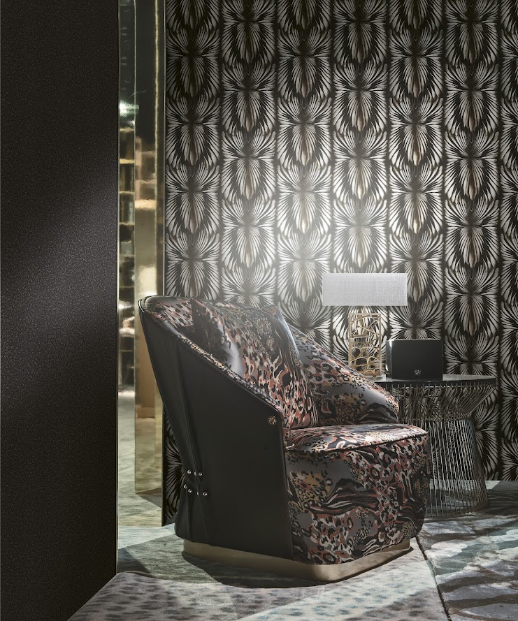 exklusives italienisches Tapeten Design schwarz grau im Wohnzimmer