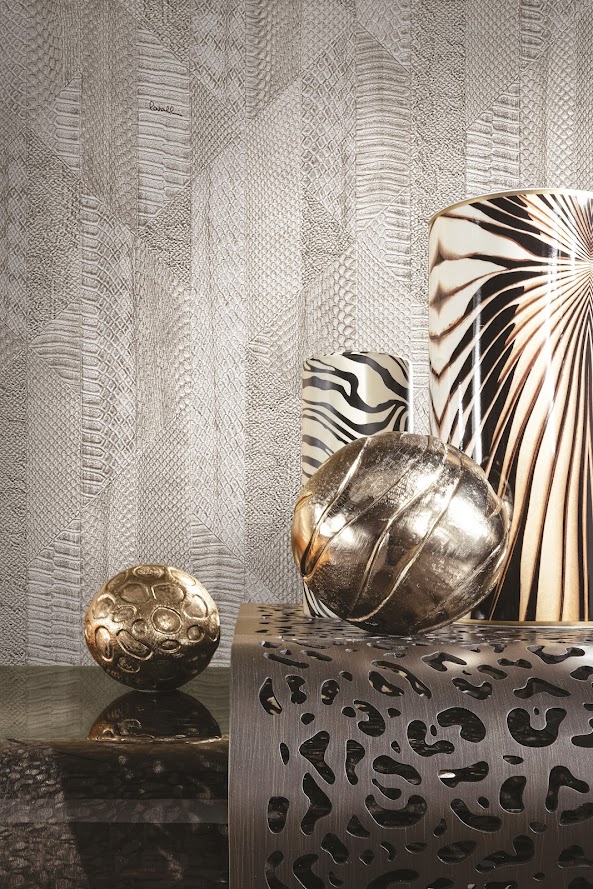 exklusives italienisches Tapeten Design grau beige Roberto Cavalli im Wohnzimmer