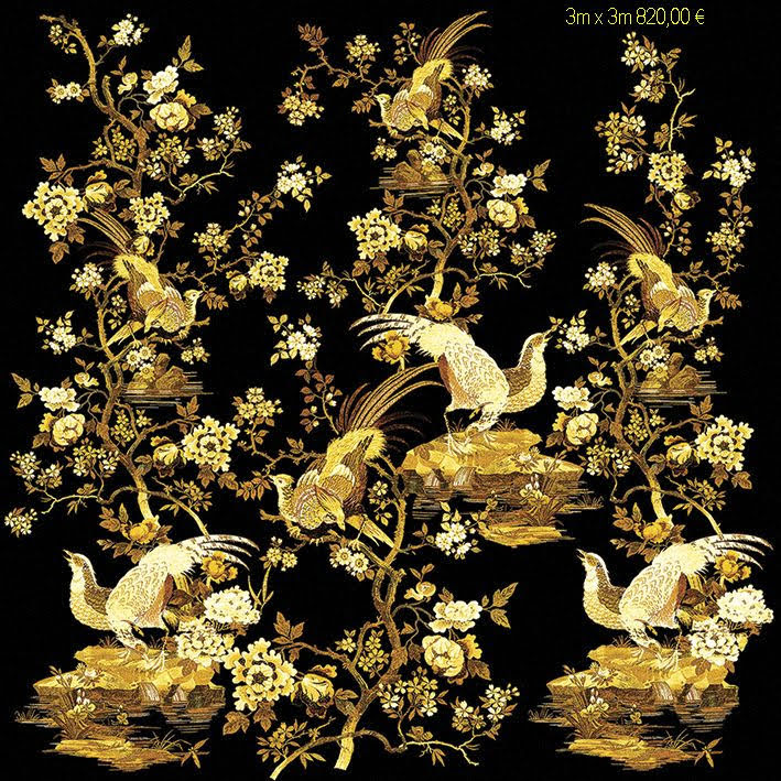besonders exklusive Tapeten schwarz gold Blumen u. Vögel vom Designer Roberto Cavalli aus Italien im Wohnzimmer