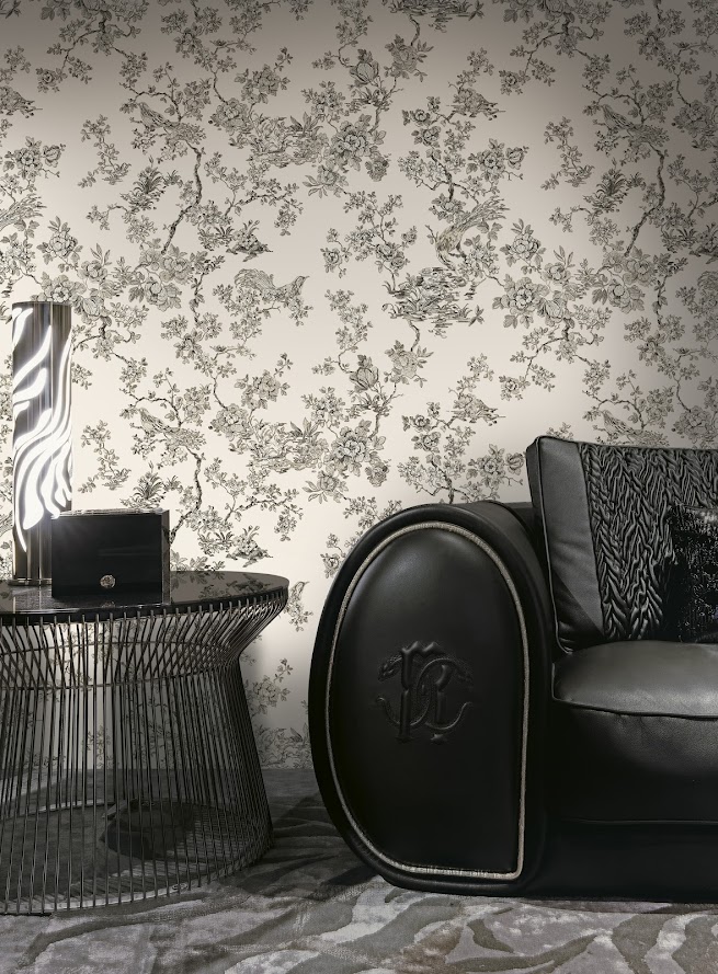 exklusives italienisches Tapeten Design weiss grau Blumen u. Vögel im Wohnzimmer