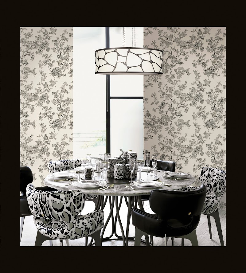 exklusives italienisches Tapeten Design weiss grau Blumen u. Vögel Roberto Cavalli im Wohnzimmer