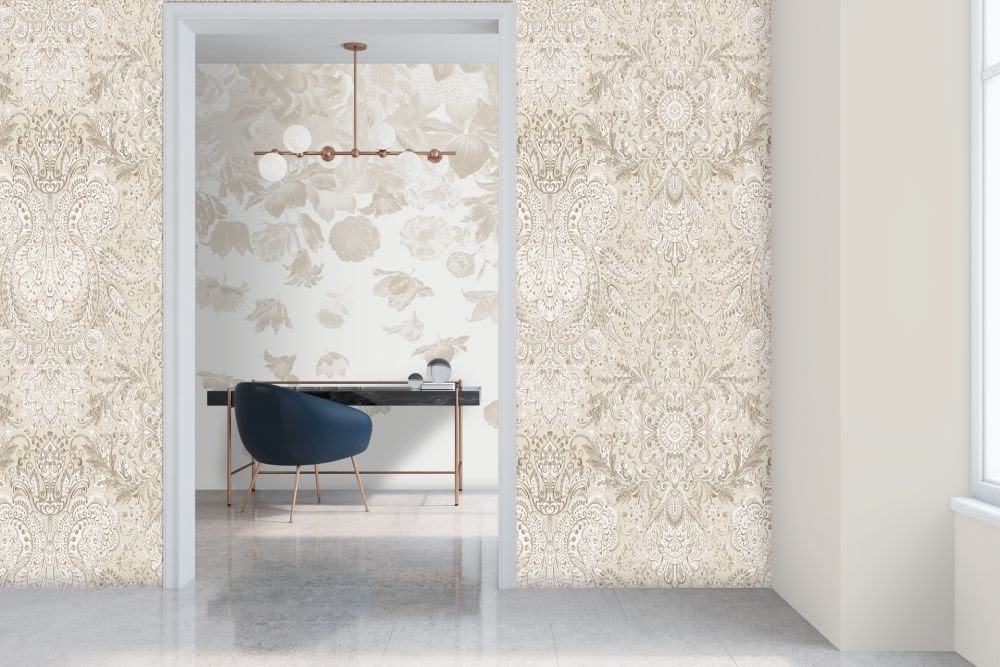 Tapete beige im Wohnzimmer aus der Hohenberger Tapeten Manufaktur in Deutschland