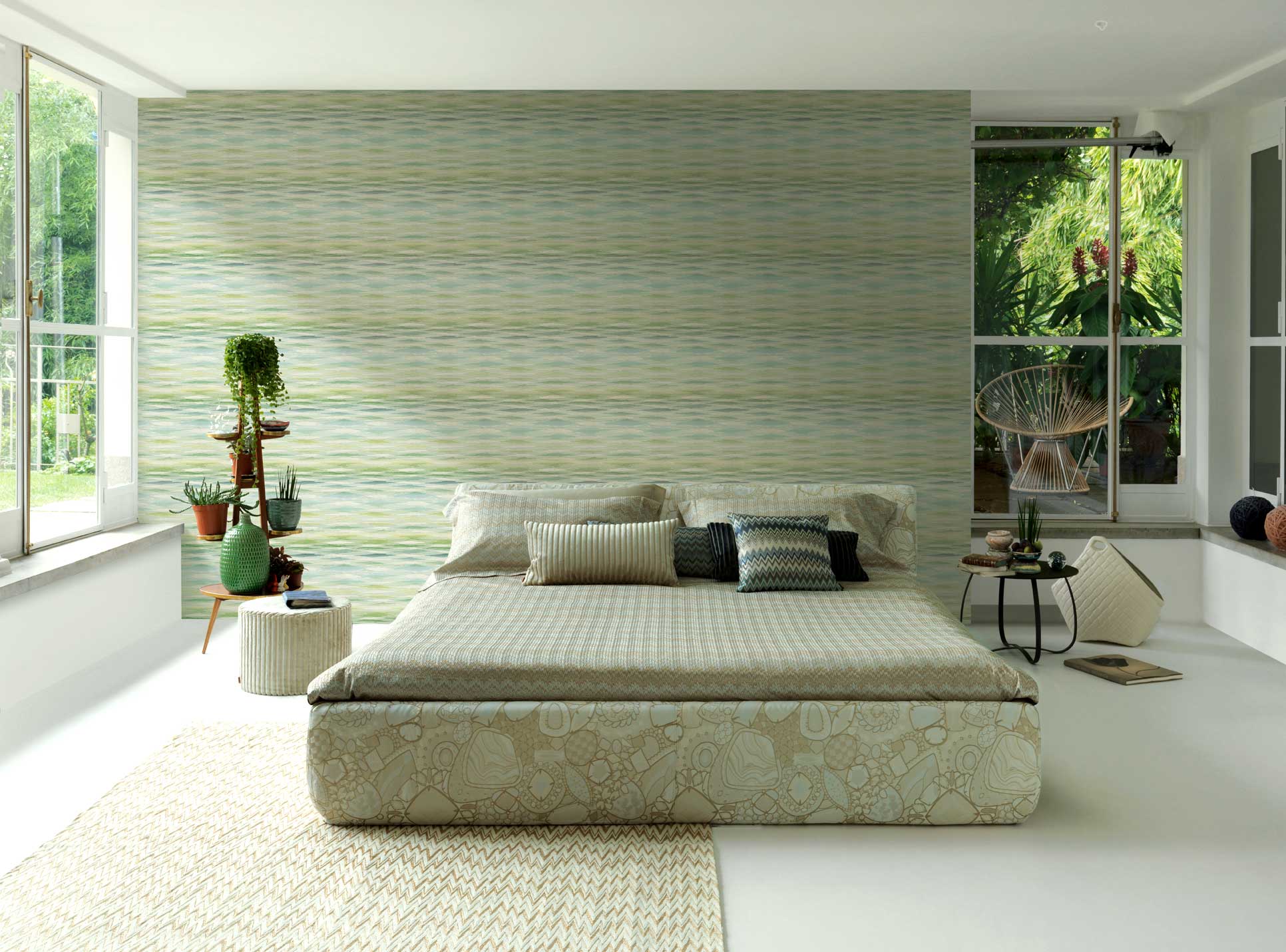 Schlafzimmer mit italienischer Tapete changierend gezackte Streifen